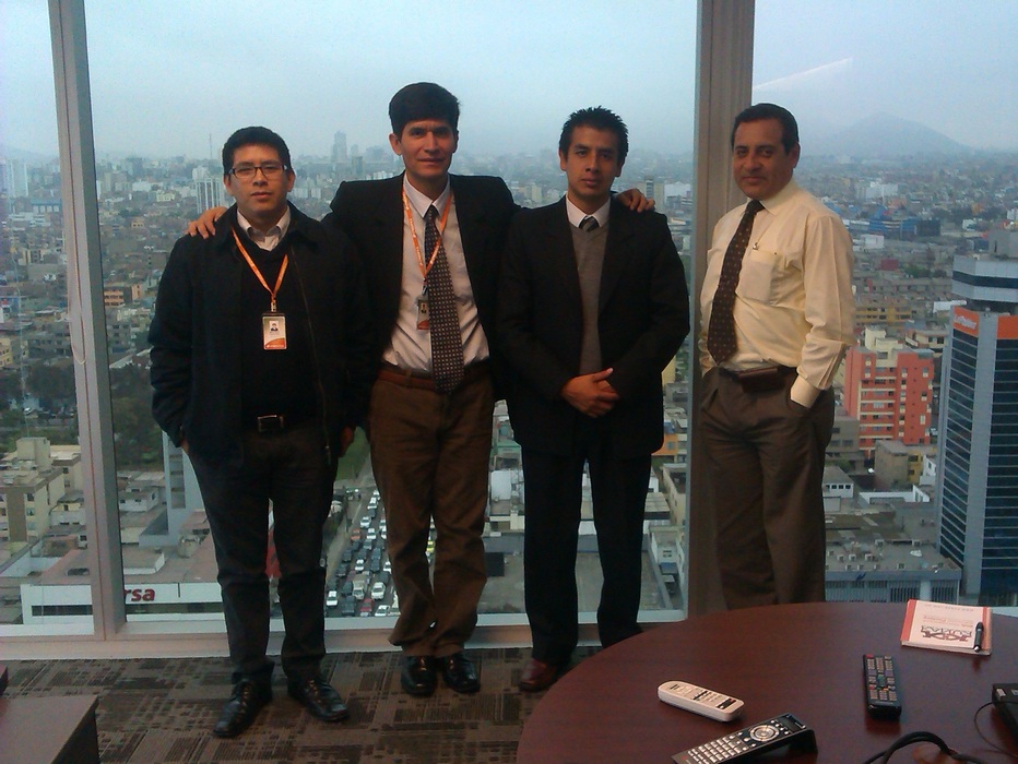 Con el equipo desarrollador en Credinka